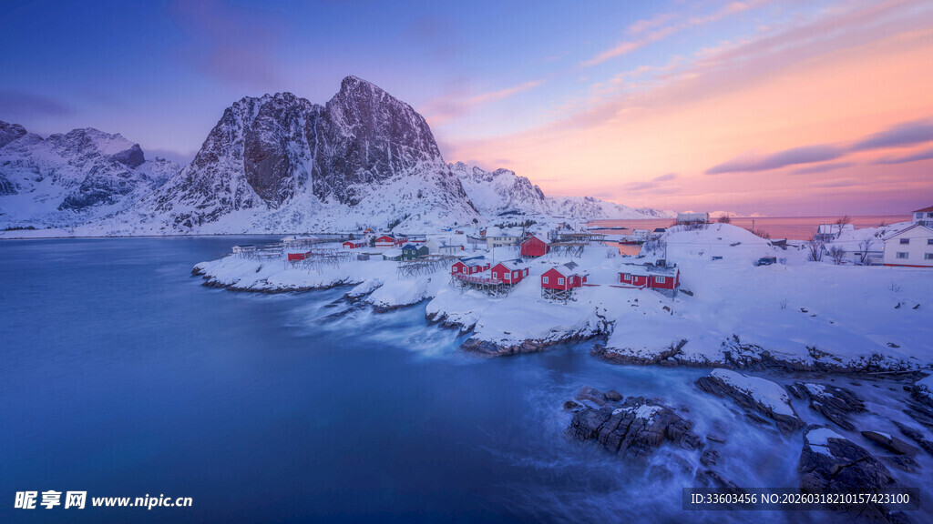 北极圈雪景中的彩色渔村