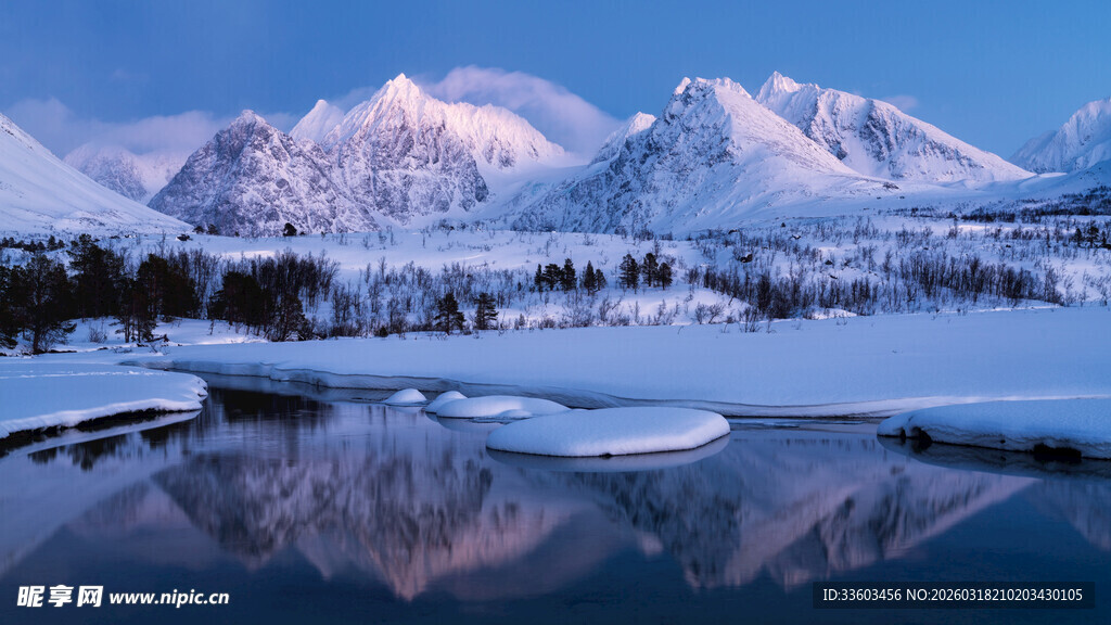 雪山倒影的冬日静谧美景