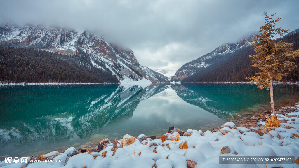 雪山下的碧蓝湖泊美景