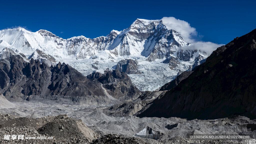 壮丽雪山景观
