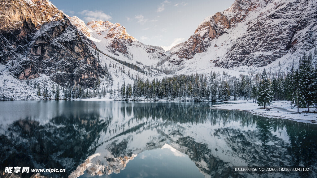 雪山湖泊绝美倒影景观
