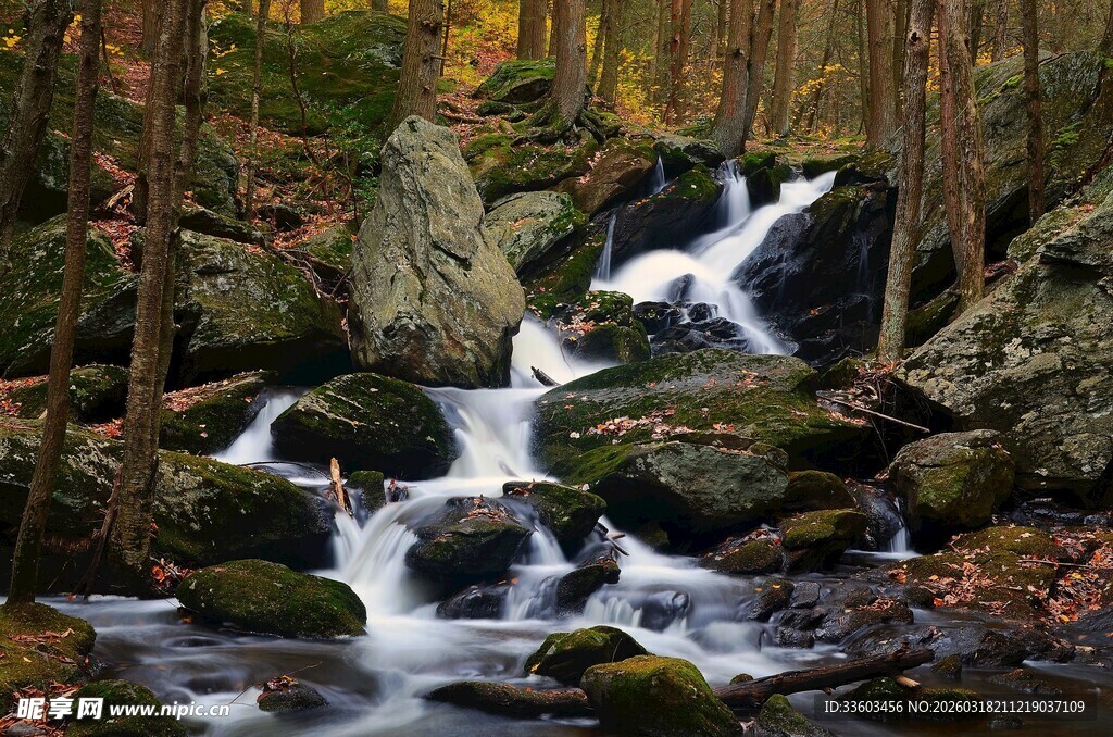 山林间的灵动小瀑布