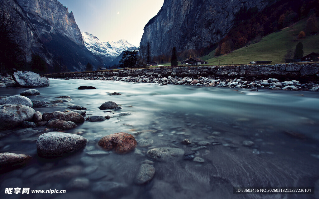 山间溪流与碎石的美丽景致