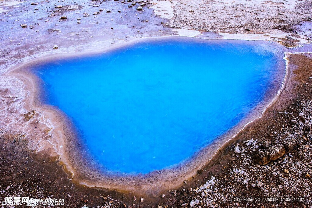 梦幻蓝色地热池景观