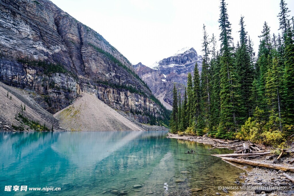 山间幽蓝湖泊风景如画