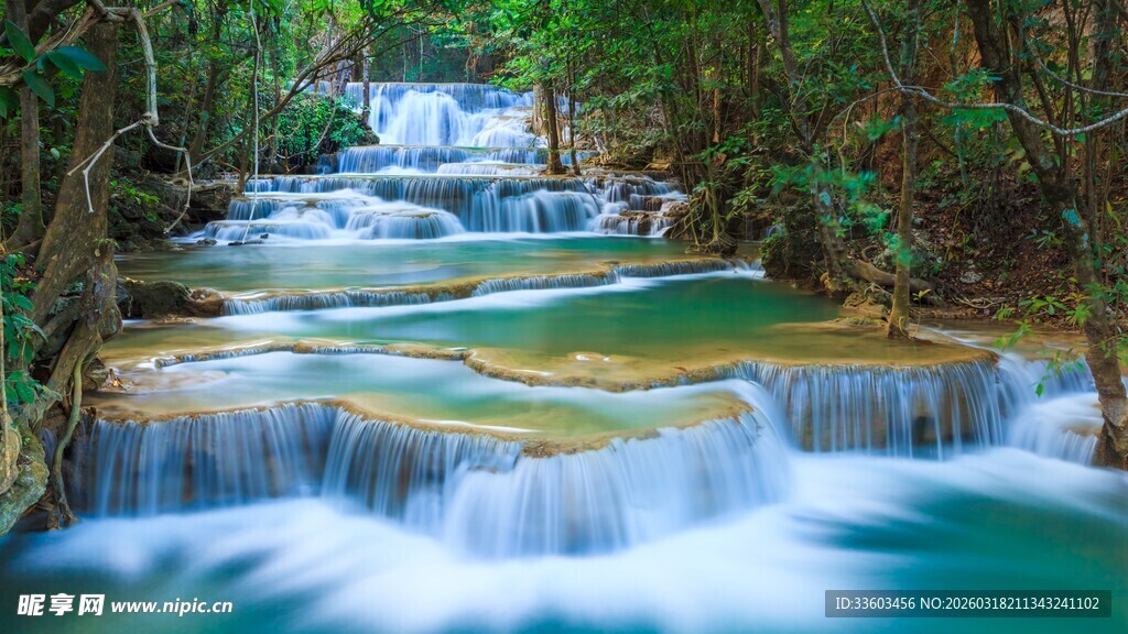 山间灵动的层叠碧色瀑布