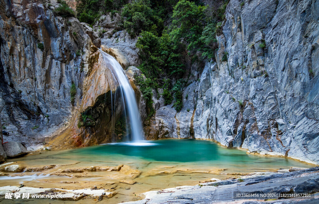 山间飞瀑下的碧绿清潭