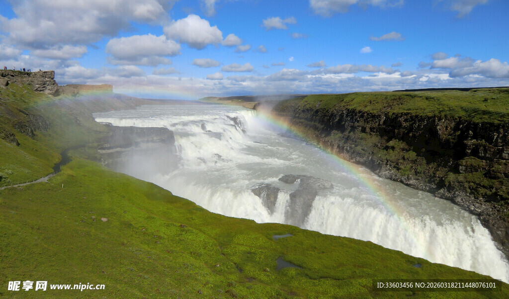 壮丽草原上的磅礴瀑布