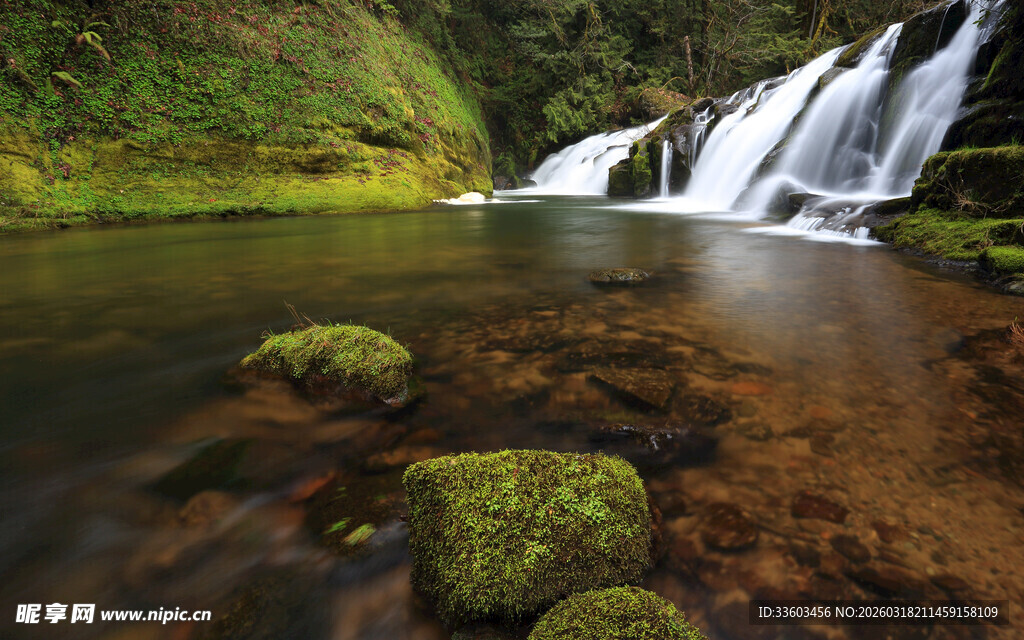 山间清幽瀑布下的碧绿水潭