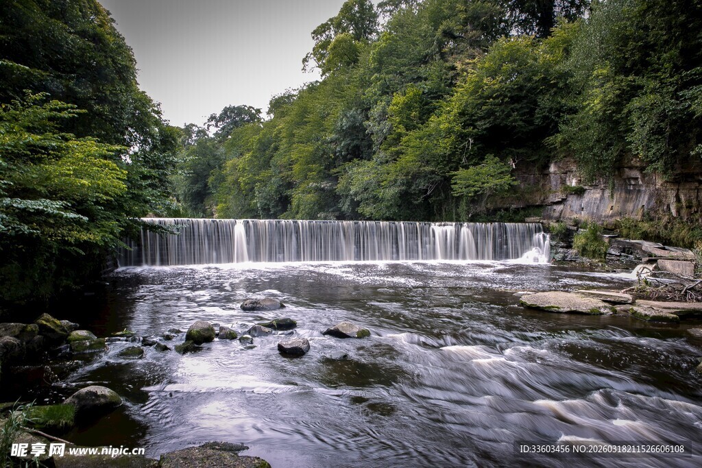 山间瀑布溪流自然美景