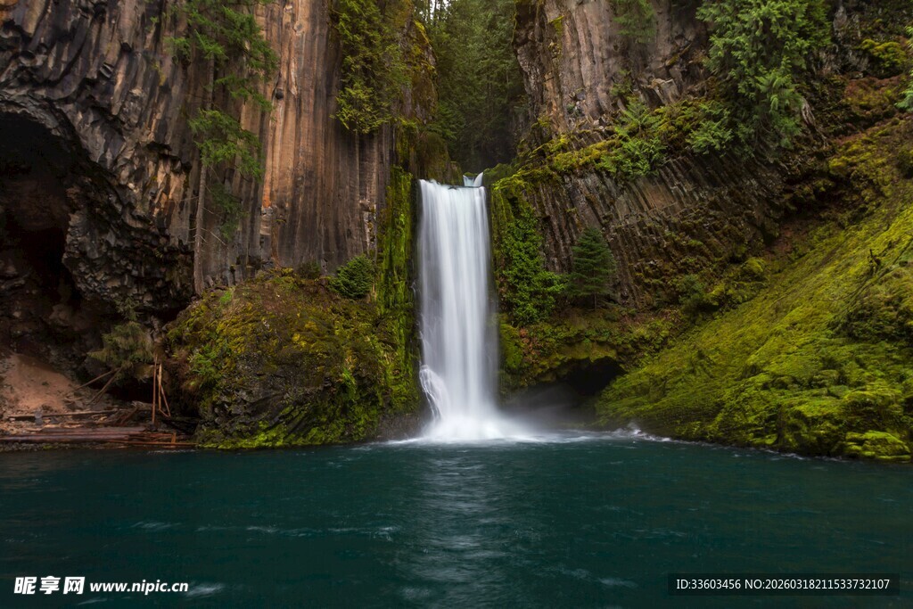 山间飞瀑下的幽蓝碧潭
