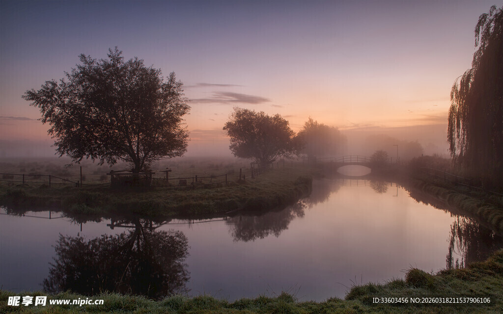 河畔晨景