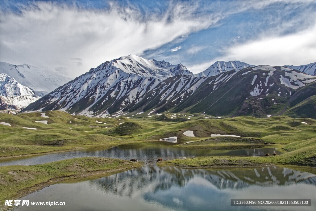 雪山下的静谧湖景