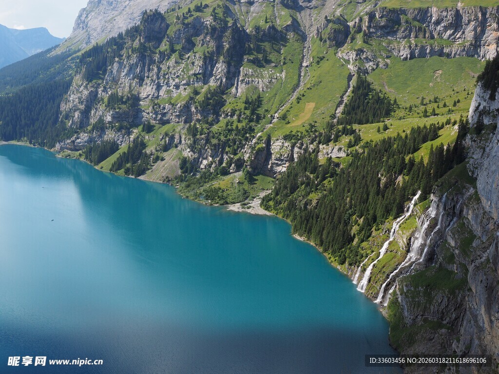 高山湖畔的绝美自然风光