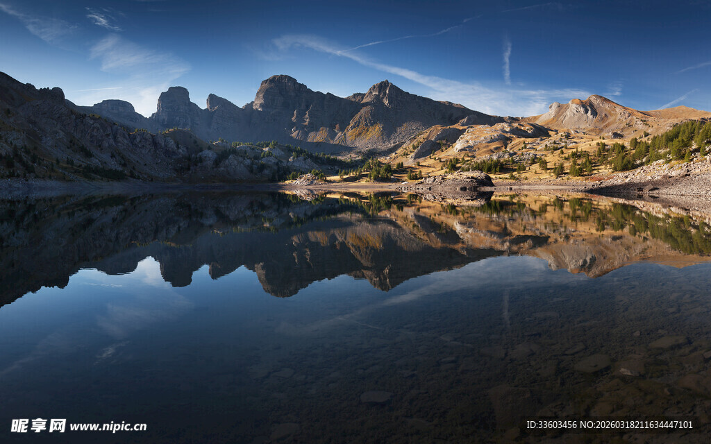山间湖泊绝美倒影风光