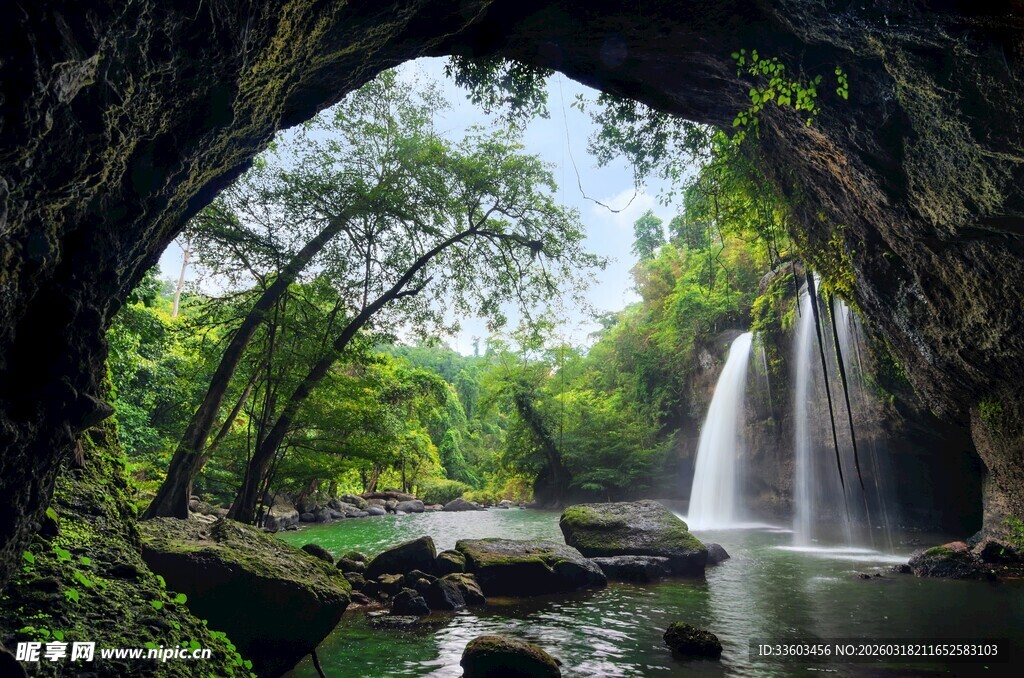 天然溶洞旁的壮美瀑布景观