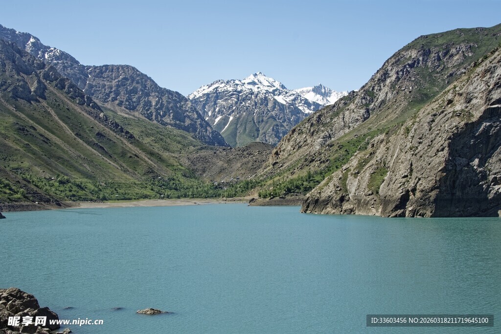 高山环抱的澄澈蓝湖