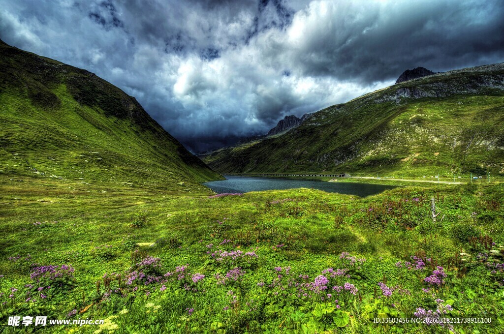 山间绿野中的静谧湖泊