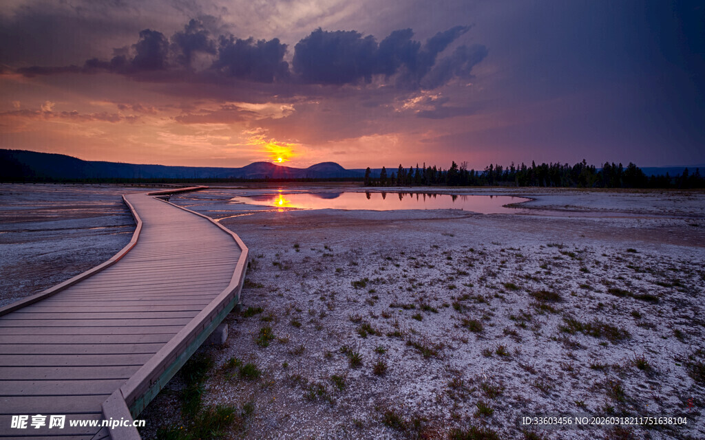 夕阳下的湖畔木质栈桥