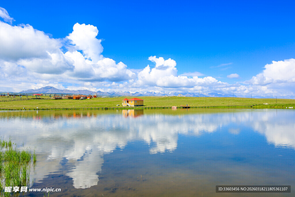 草原湖畔美景