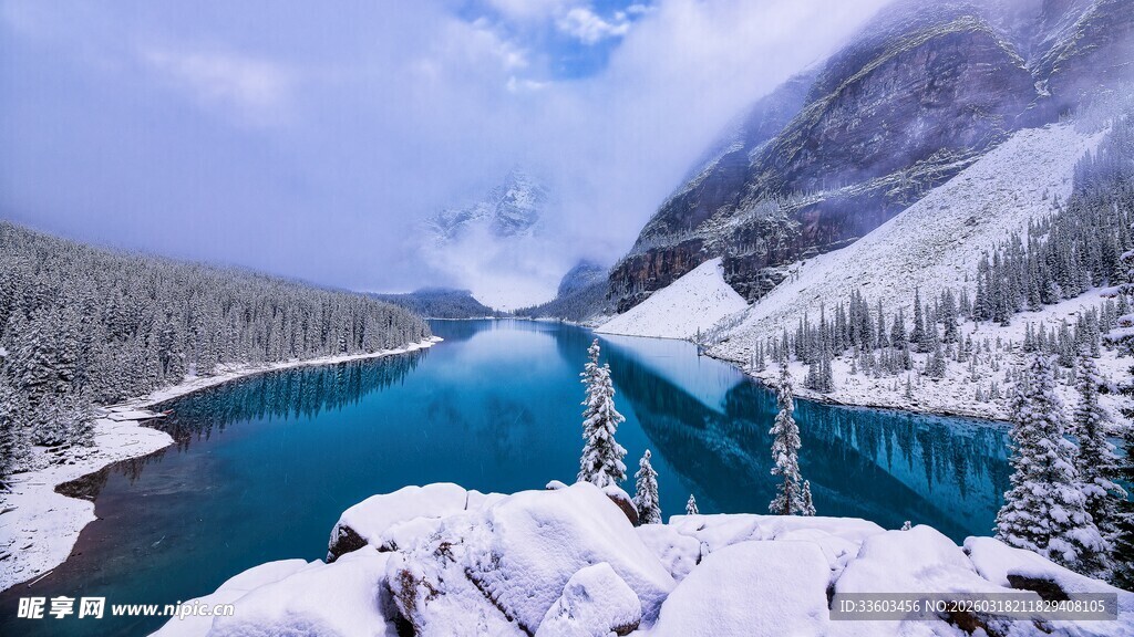 冬日雪山下的蓝色湖泊