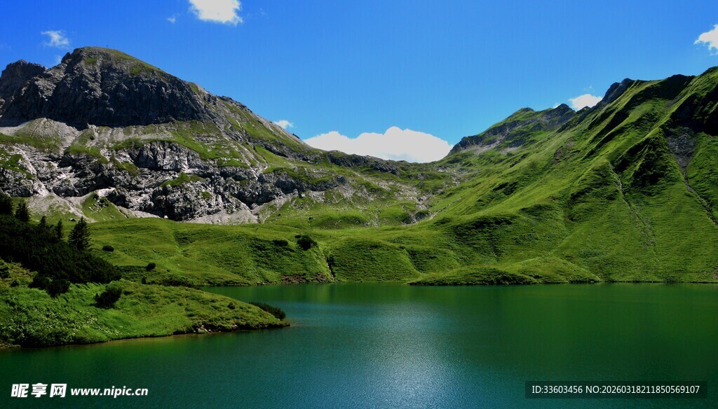 高山下的碧绿静谧湖泊