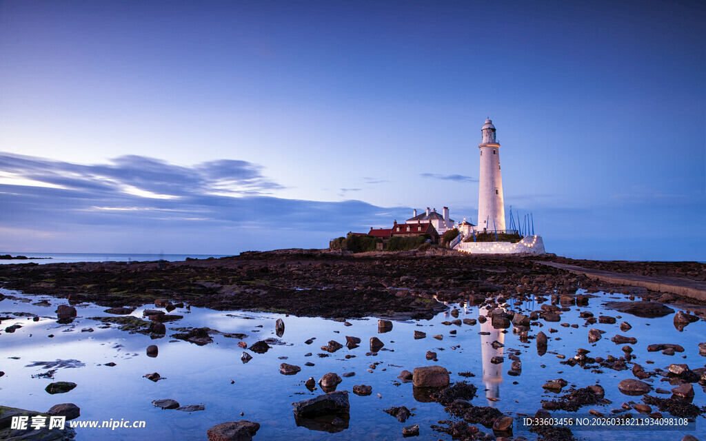 海边灯塔下的宁静黄昏