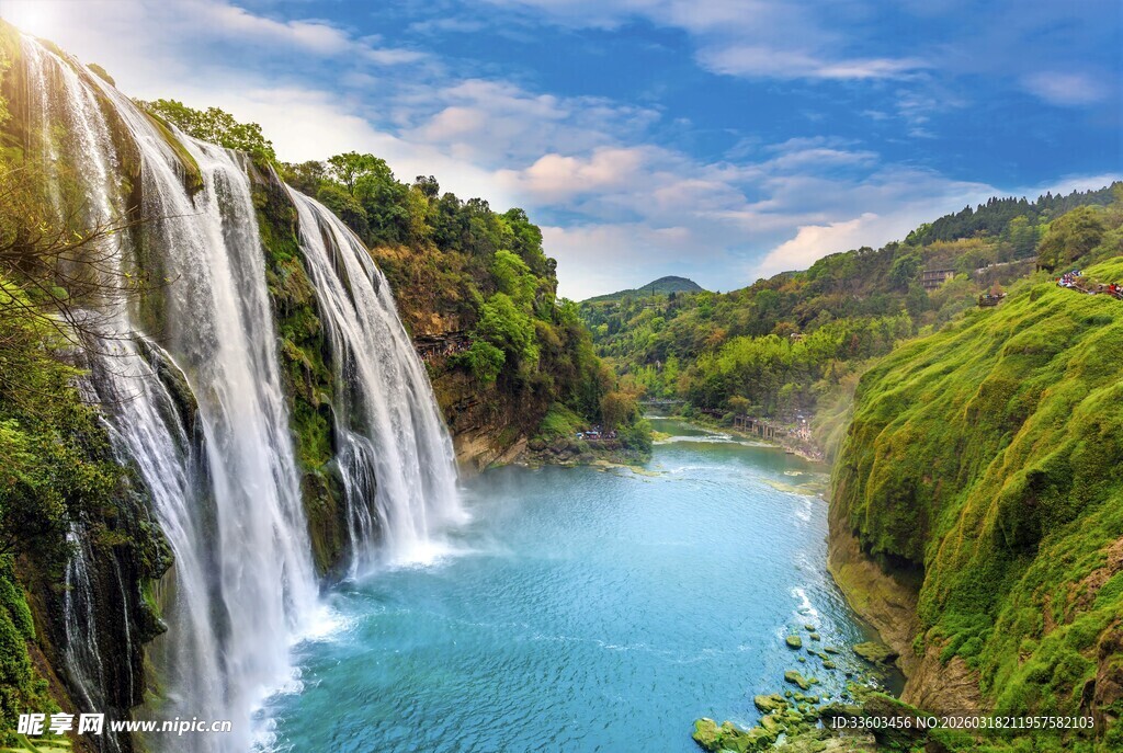 壮丽瀑布下的幽蓝水域