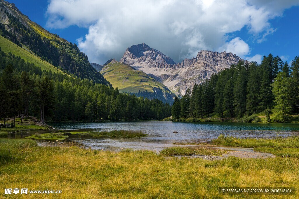 山间湖畔美景