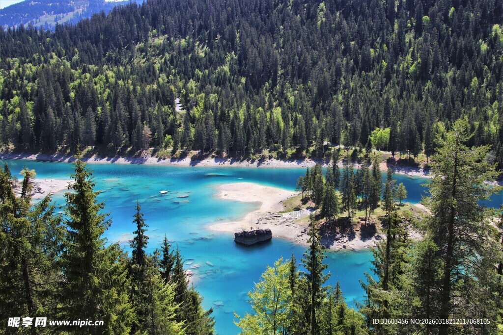 森林环绕的澄澈蓝色湖泊