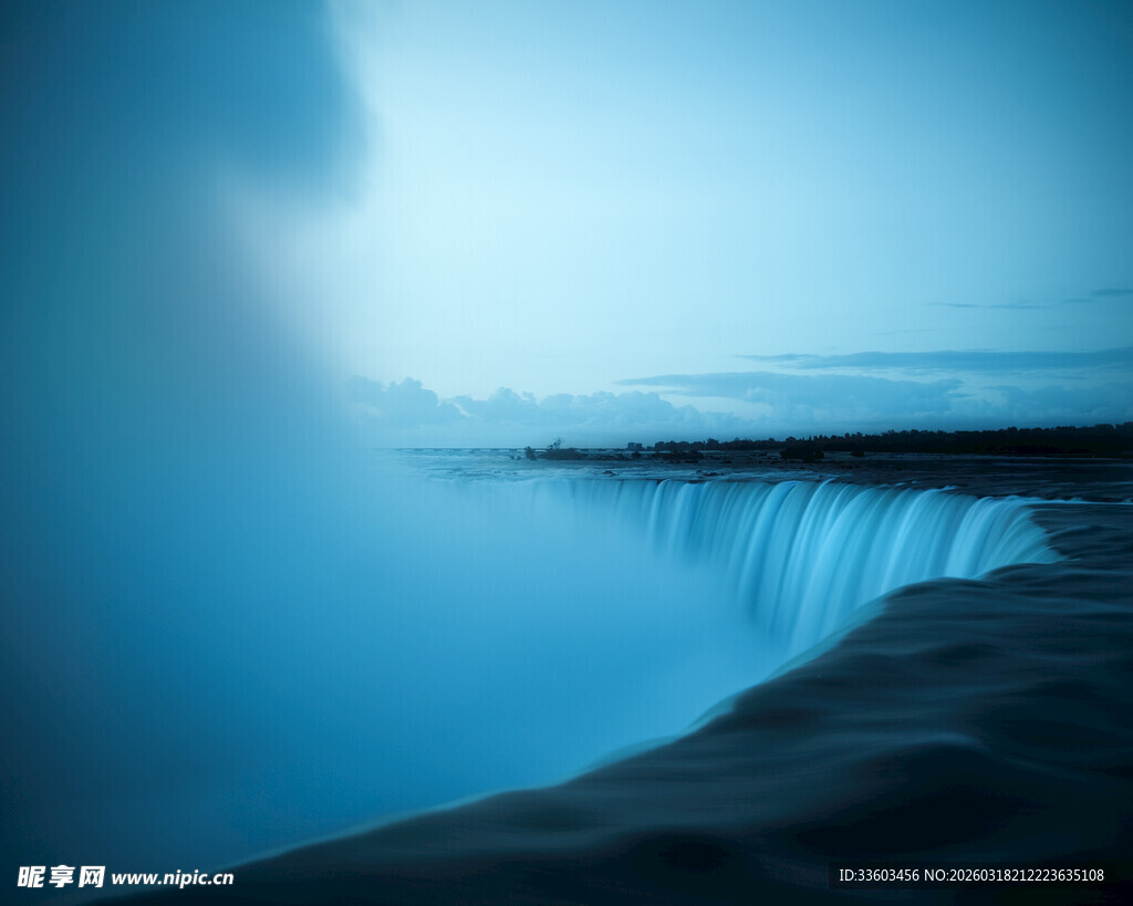 梦幻蓝色瀑布景观