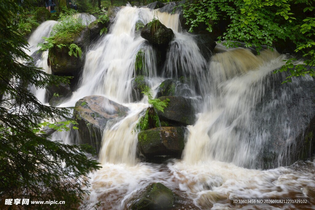 山间瀑布流水景观