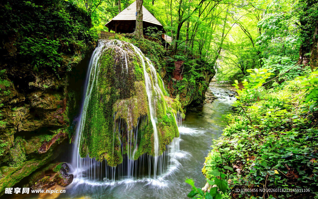 山林间的潺潺瀑布美景