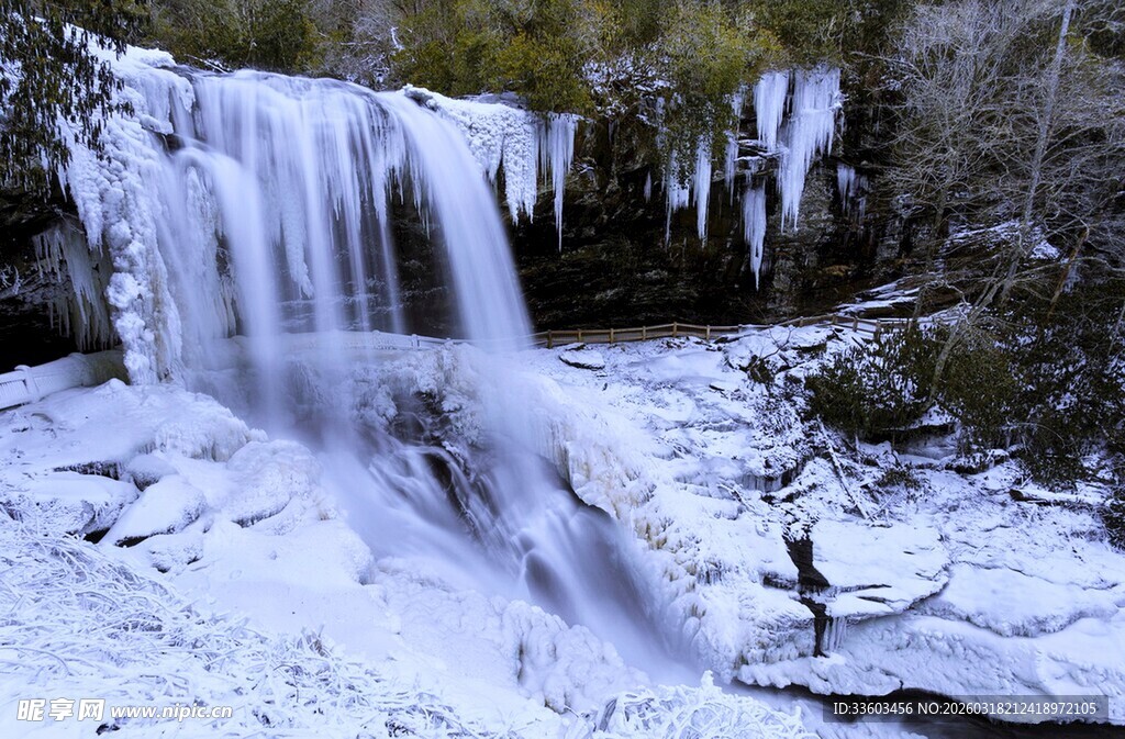 冬日冰瀑景观