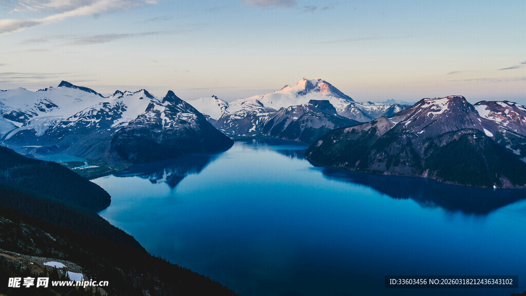 壮丽山水湖景俯瞰图