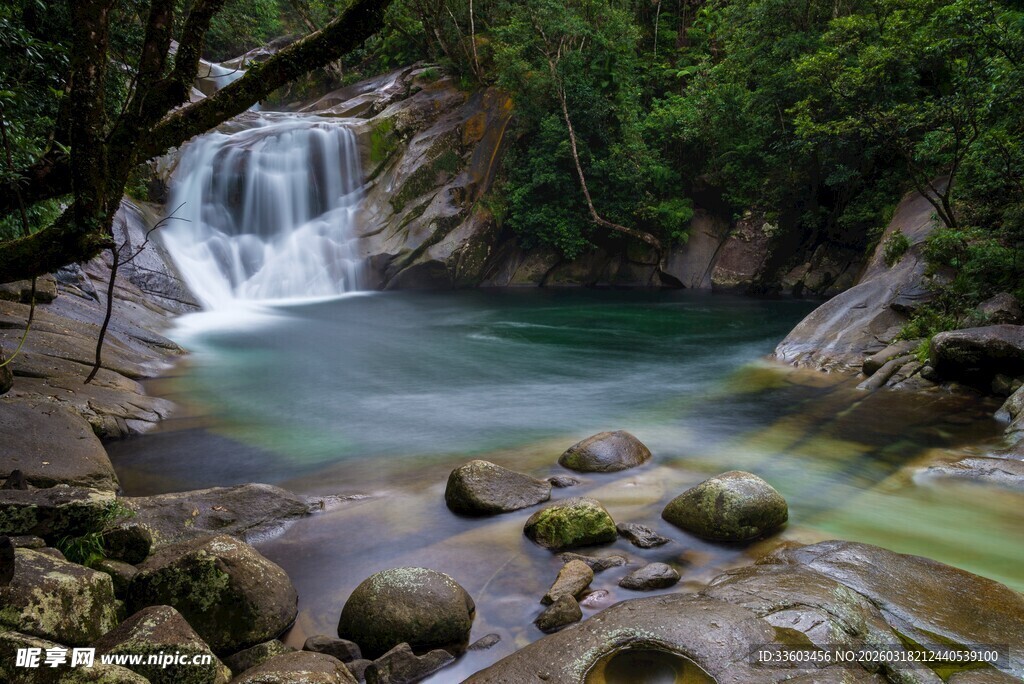 山间瀑布溪流美景