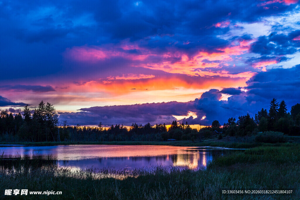 湖畔绚丽晚霞