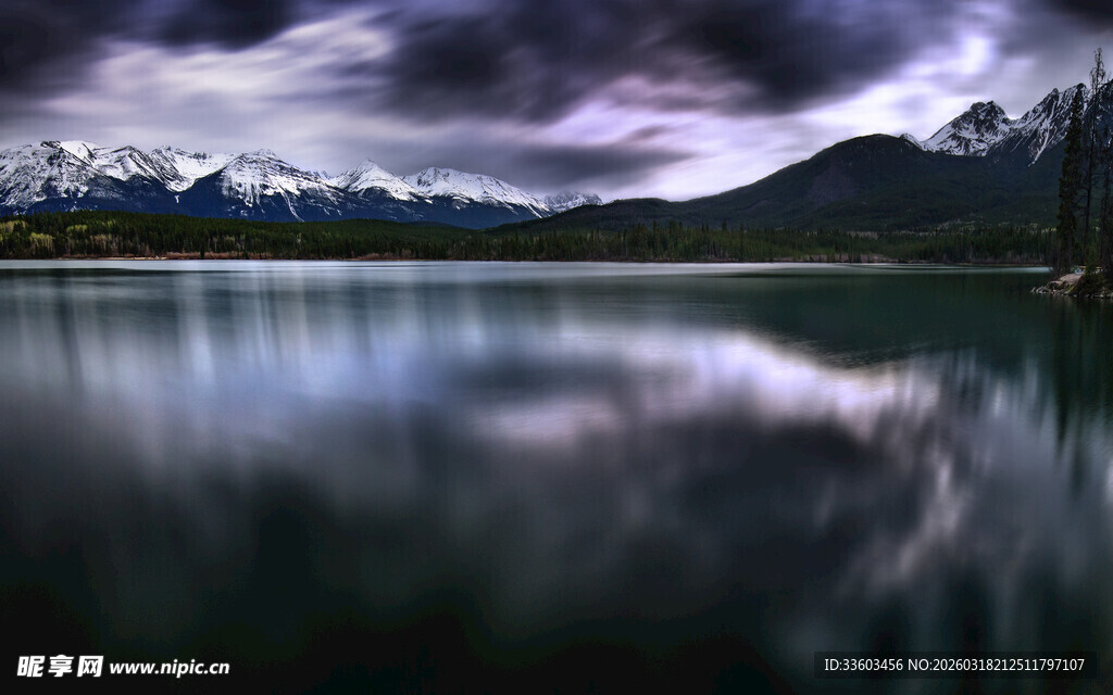 宁静湖景与天空的梦幻倒影