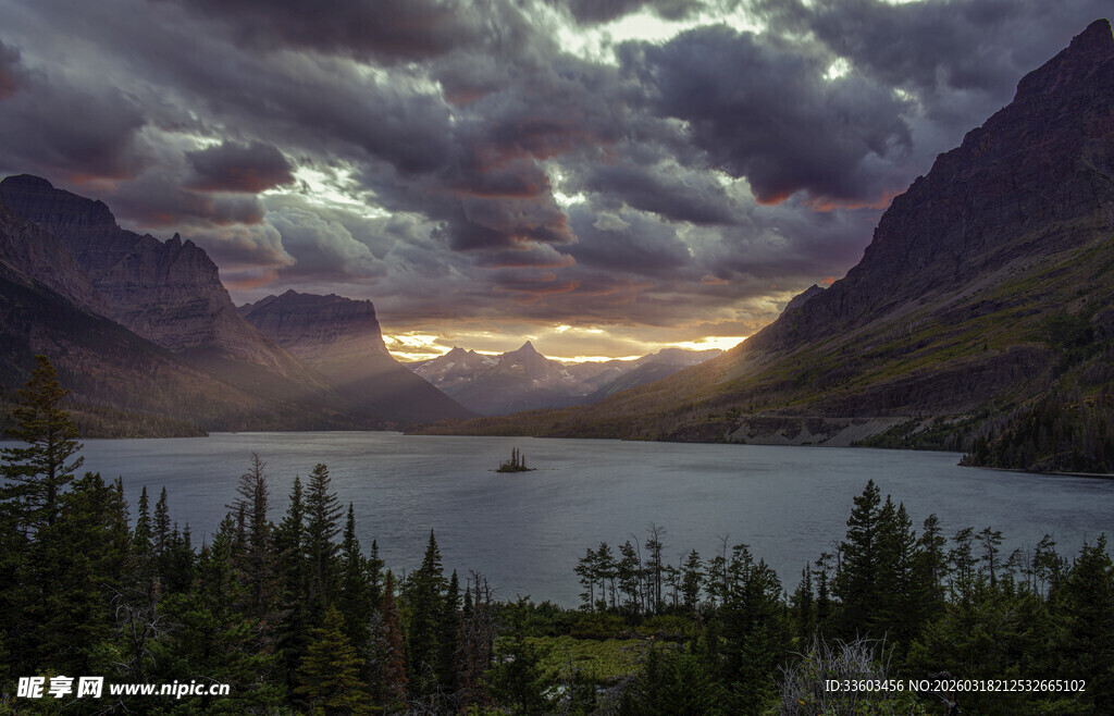 黄昏湖畔山林壮丽景色