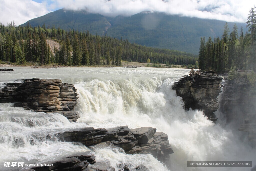 壮观山间瀑布景观