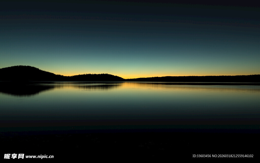 静谧湖面映天边霞光