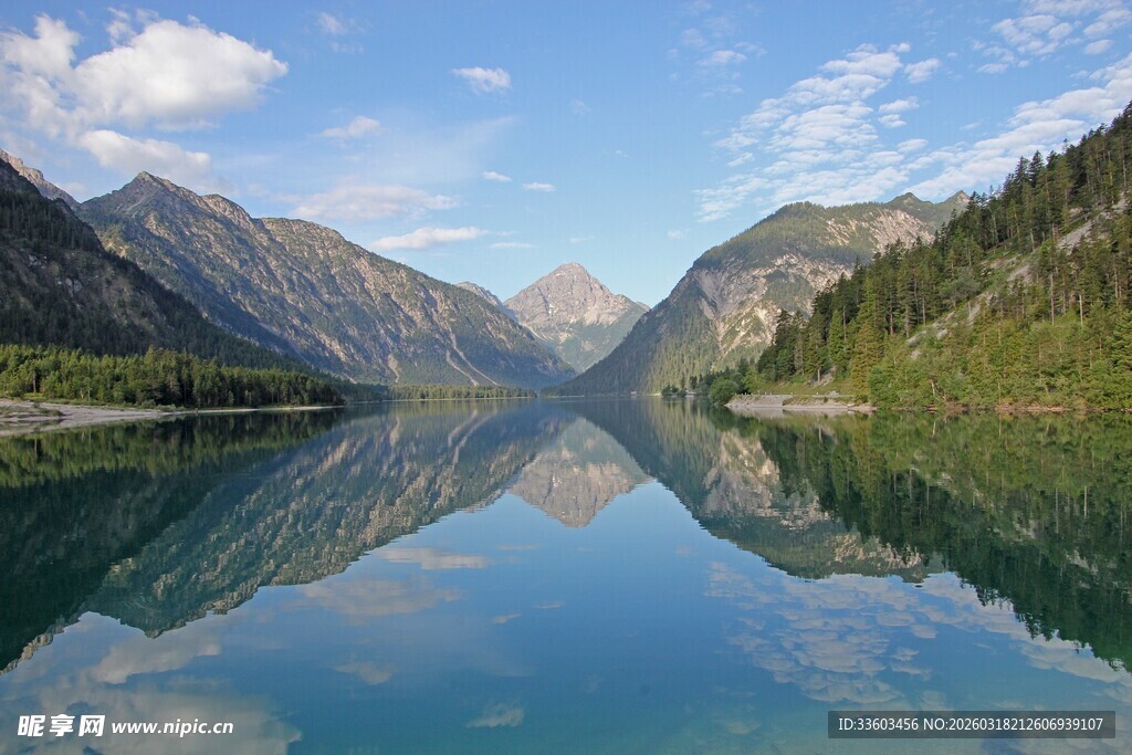宁静山水湖景倒影如画