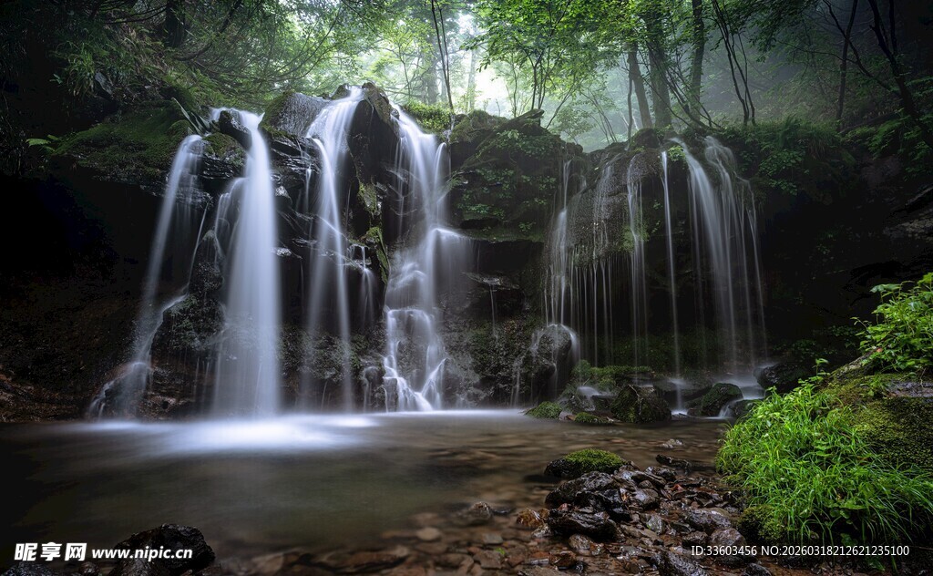 山林间的绝美瀑布景观