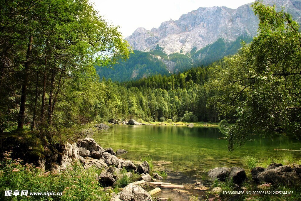 山林间的静谧清澈湖泊