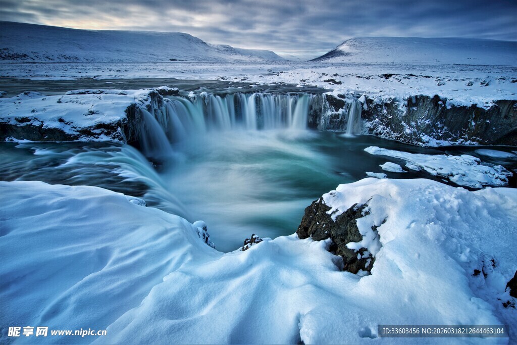 冬日冰雪覆盖的壮丽瀑布