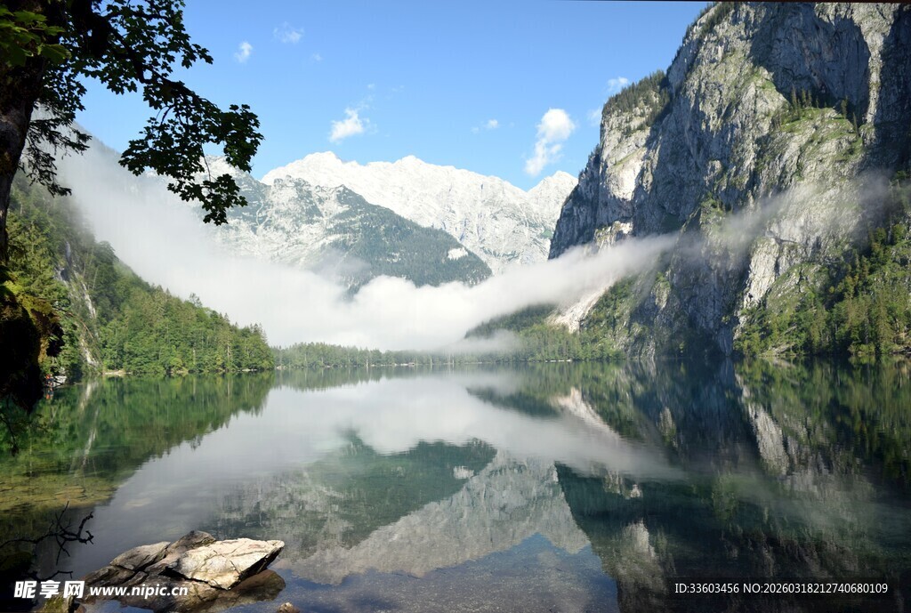 高山湖泊绝美自然景观