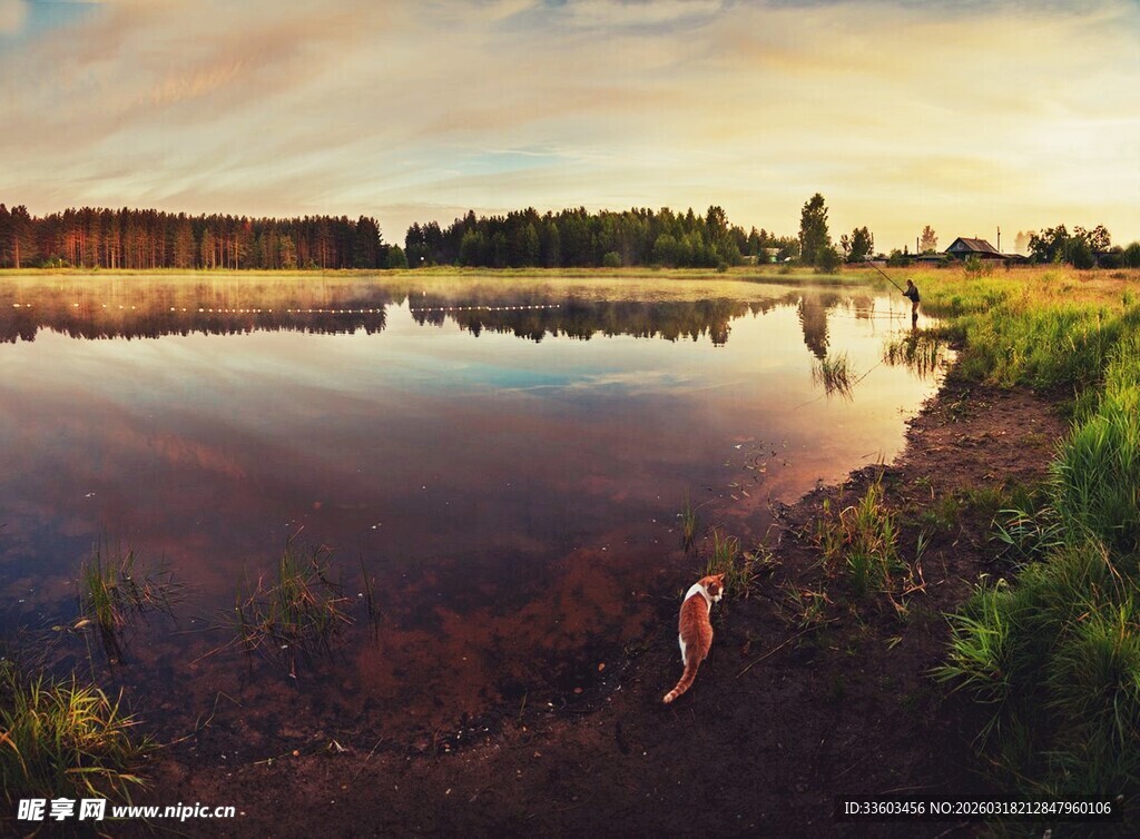 湖畔夕阳下的静谧风光