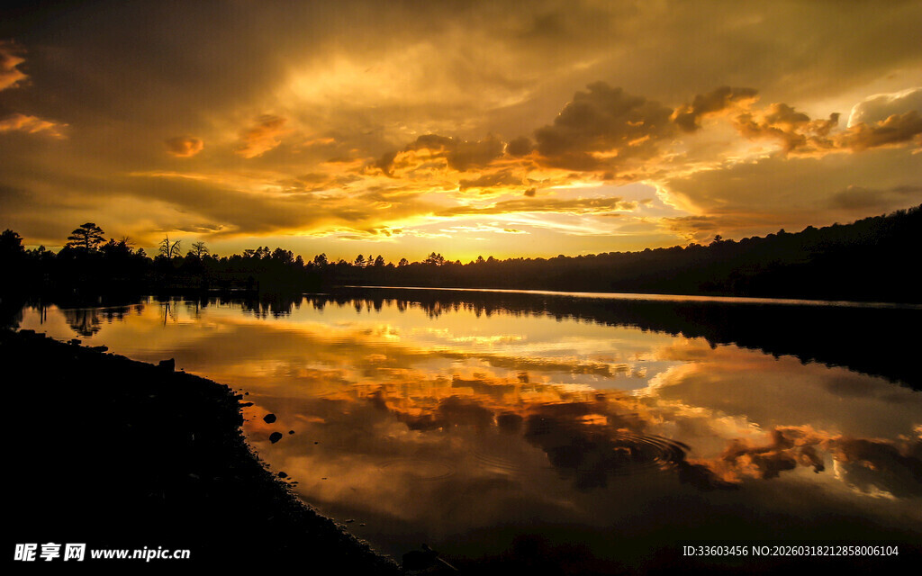 夕阳下的湖面美景