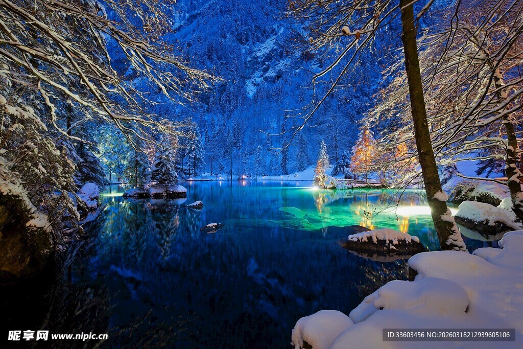 冬夜雪景中的梦幻湖景
