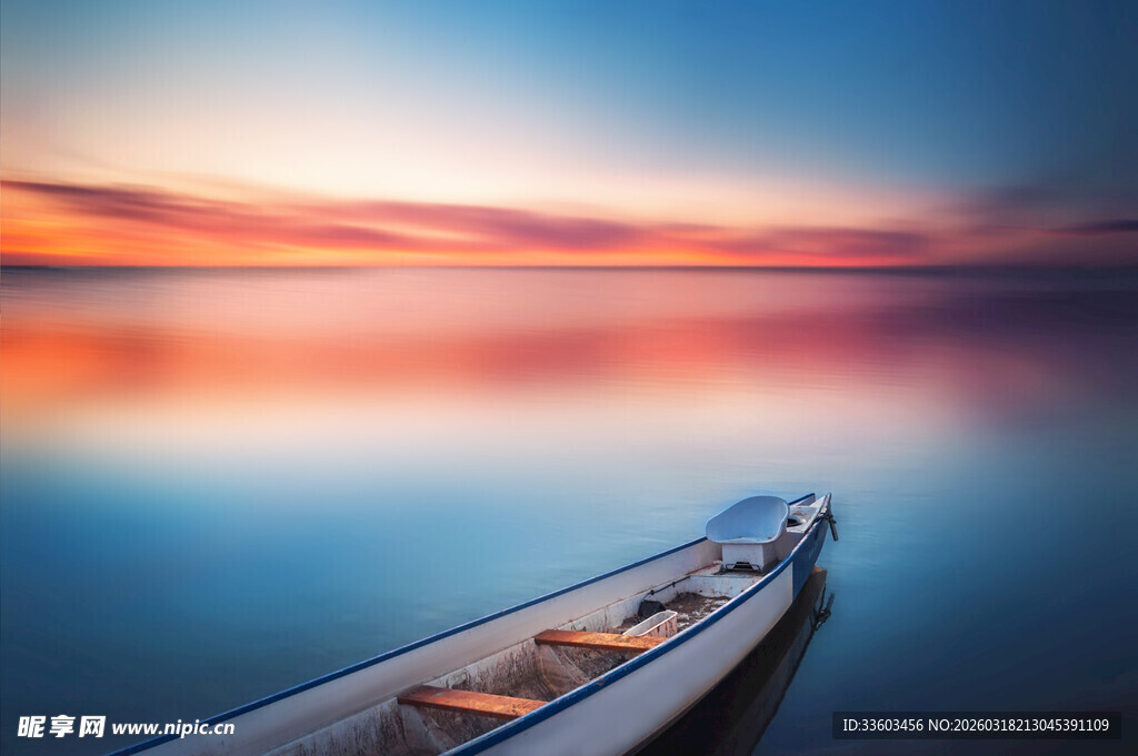 湖畔孤舟伴绚丽黄昏